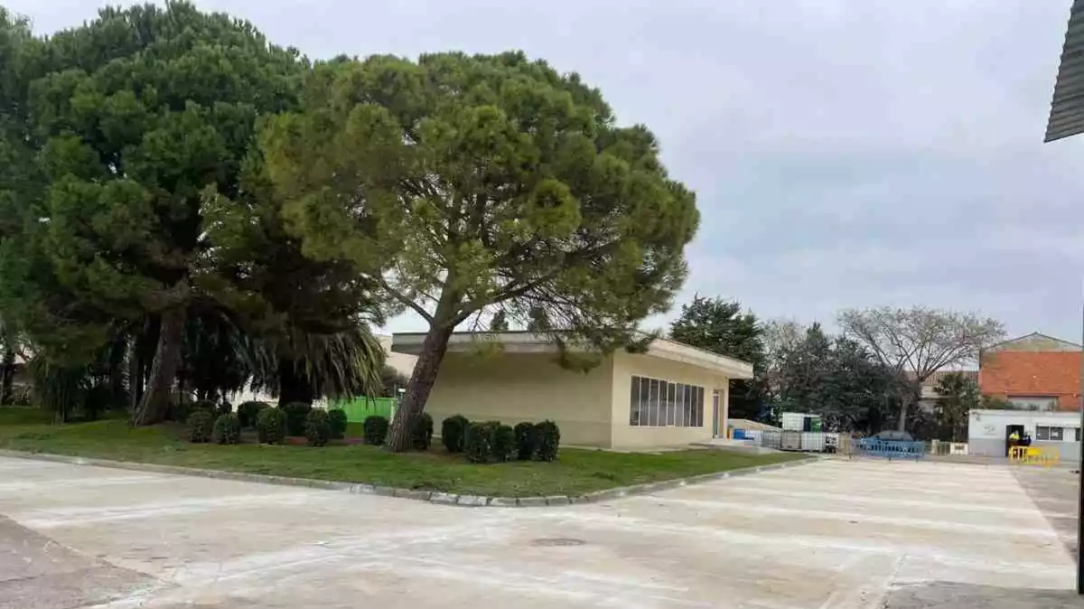 Imatge de la deixalleria de Reus, amb arbres a l'esquerra i les oficines al centre