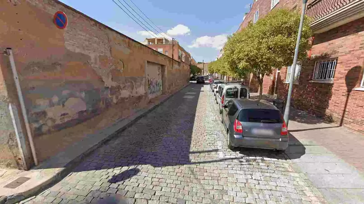 Imatge dels carrers amb llambordes on es trauran per pavimentar-los