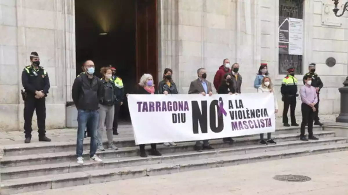 Pla general dels consellers de l'Ajuntament de Tarragona que han participat en el minut de silenci en record a la dona assassinada a la Bisbal del Penedès