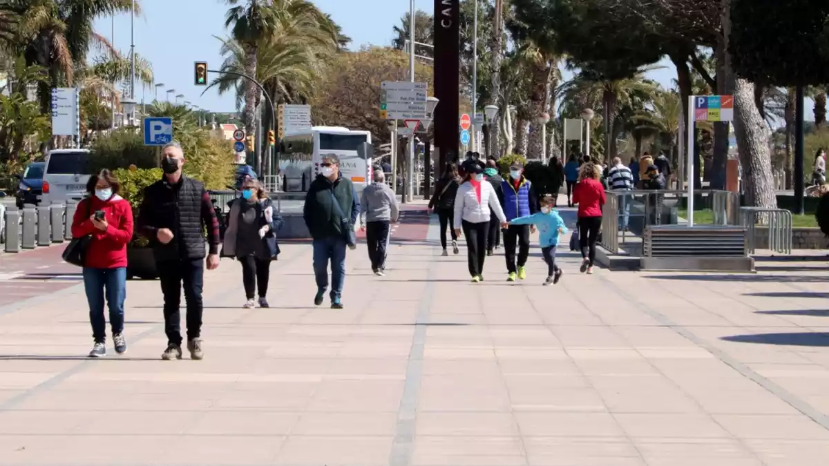 Pla general de persones passejant pel passeig marítim de Cambrils