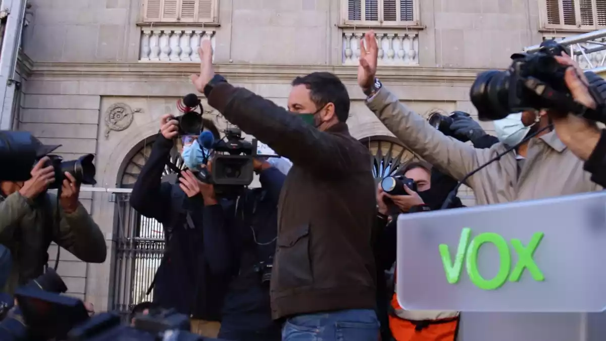 Pla lateral del president de Vox Santiago Abascal en un acte a la plaça Sant Jaume de Barcelona
