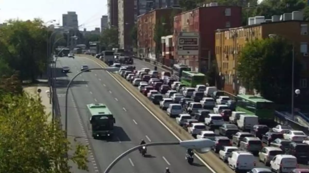Retencions de centenars de vehicles a Madrid vistes a través de les càmeres de la DGT