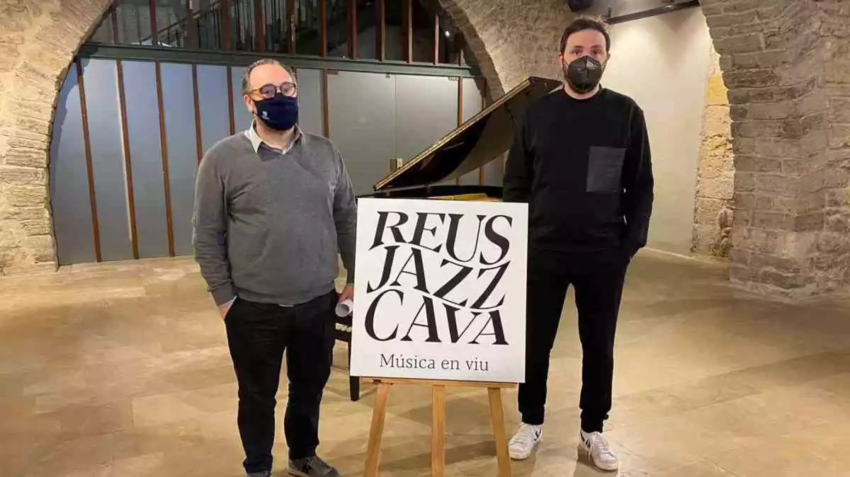 Daniel Recasens i Lluís Capdevila amb el cartell de Reus Jazz Cava al Castell del Cambrer
