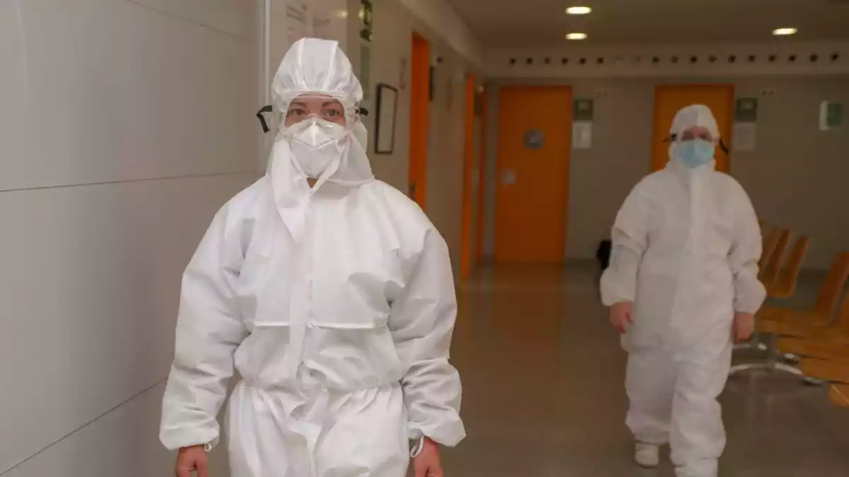 Dues infermeres de l'Hospital Joan XXIII uniformades amb l'equip de protecció per atendre casos de coronavirus