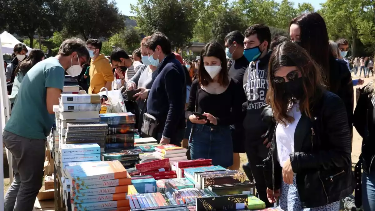 Clients mirant llibres a una parada de la Copa per Sant Jordi a Girona