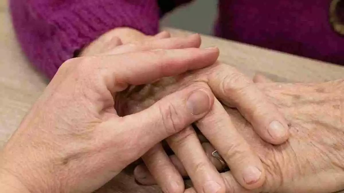 Imatge de les mans d'una persona de la tercera edat