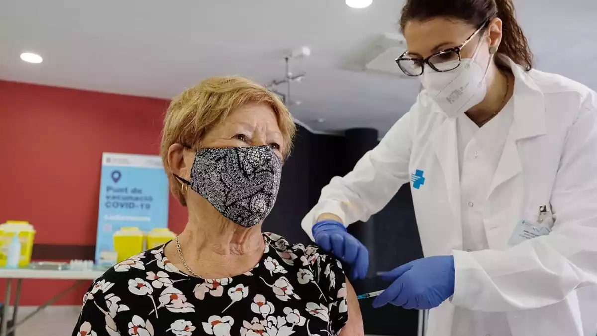 L'Antònia ha estat la primera catalana en rebre la vacuna de Janssen a Catalunya