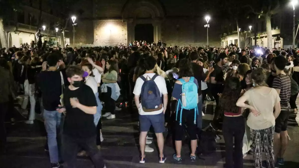 Pla obert de centenars de joves celebrant el final del toc de queda a la plaça de la Virreina de Gràcia el 9 de maig del 2021