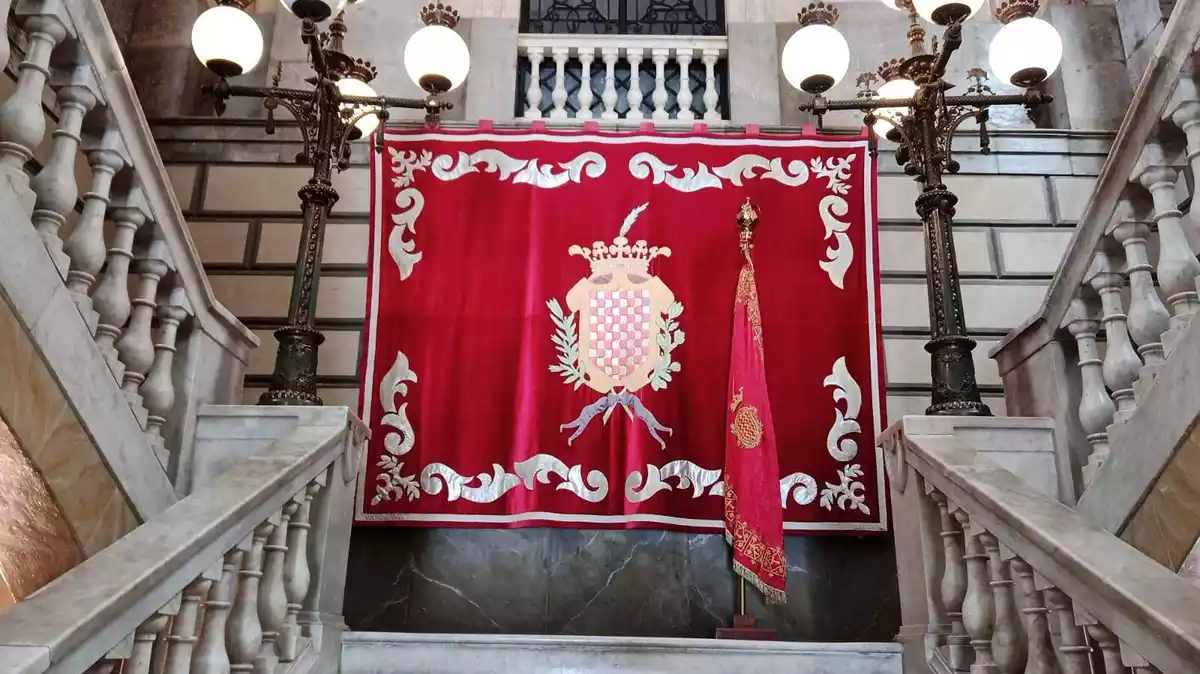 Pla obert del domàs i la bandera de Tarragona, col·locada avui a l'Ajuntament de la ciutat