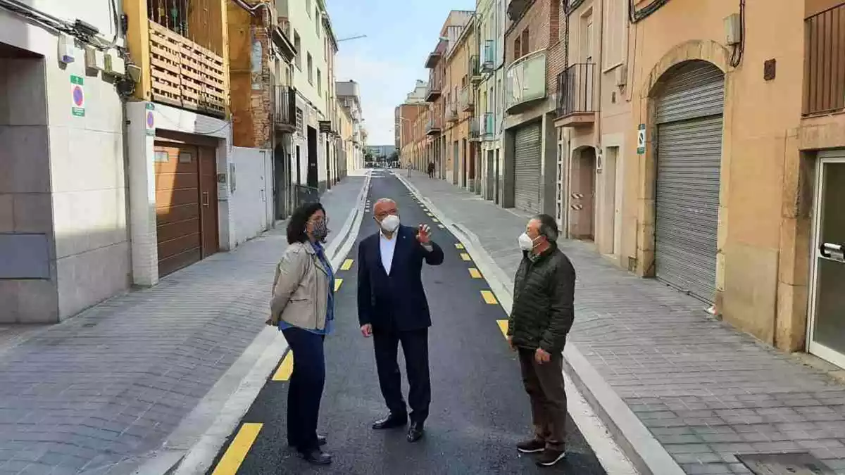 Marina Berasategui, Carles Pellicer i Hipòlit Montseny al tram renovat del camí de Valls de Reus