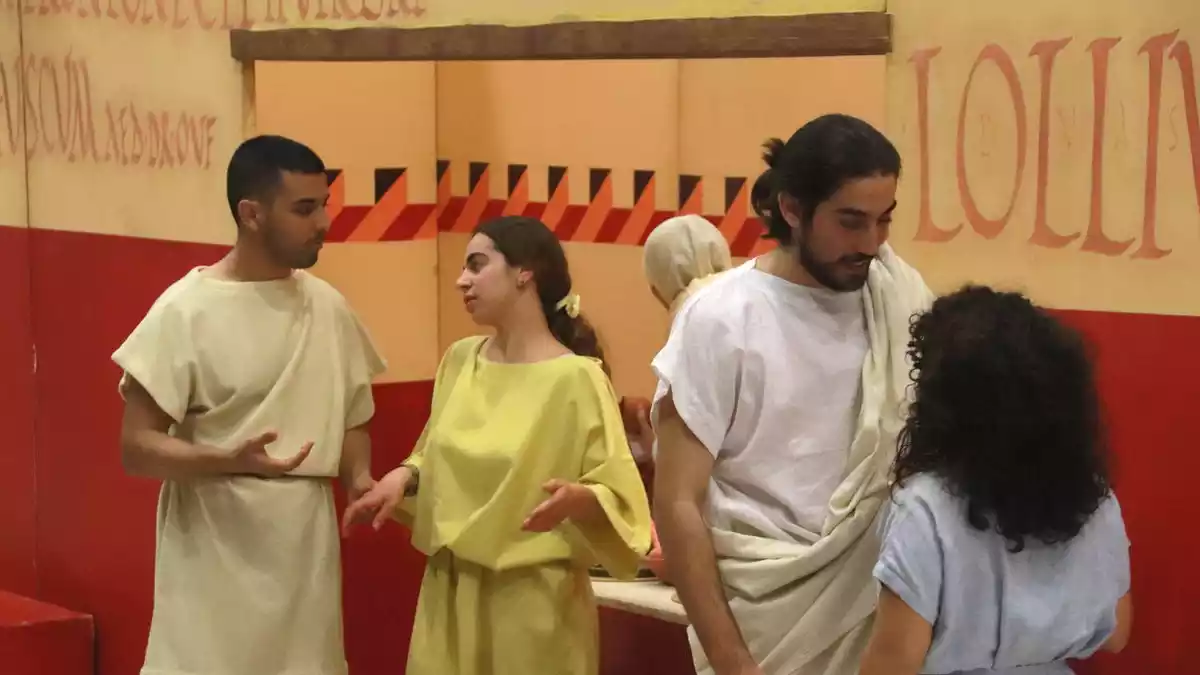 Pla mitjà de l'espectacle per Tarraco Viva creat pels alumnes de l'institut Vidal i Barraquer de Tarragona, amb joves vestits de romans, el 3 de març del 2020