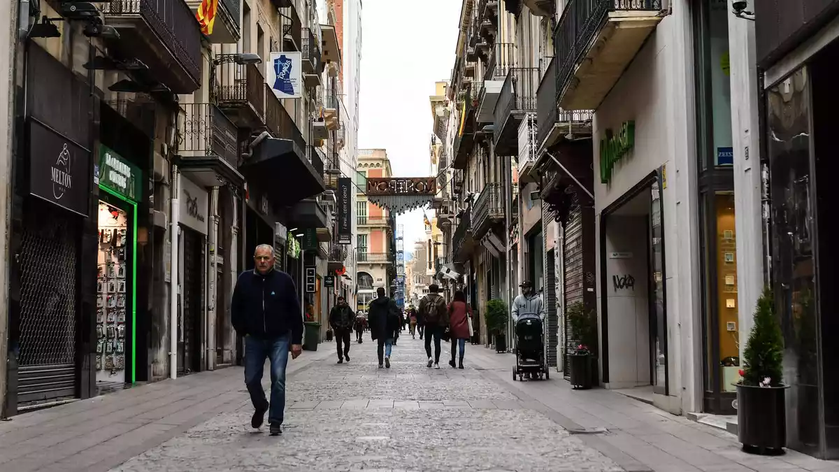 Imatge del carrer de Monterols en direcció a la plaça del Prim