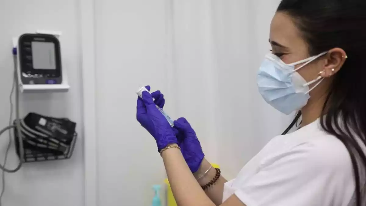 Una infermera carregant la vacuna d'AstraZeneca