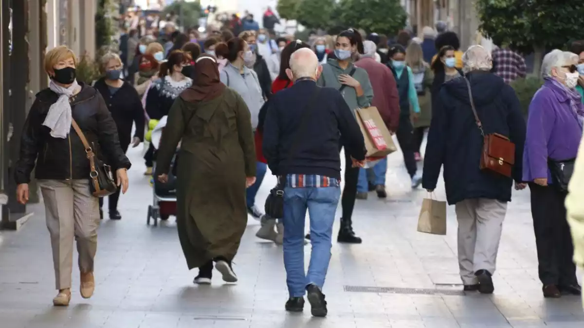 Gent passejant i fent compres al carrer Llovera de Reus