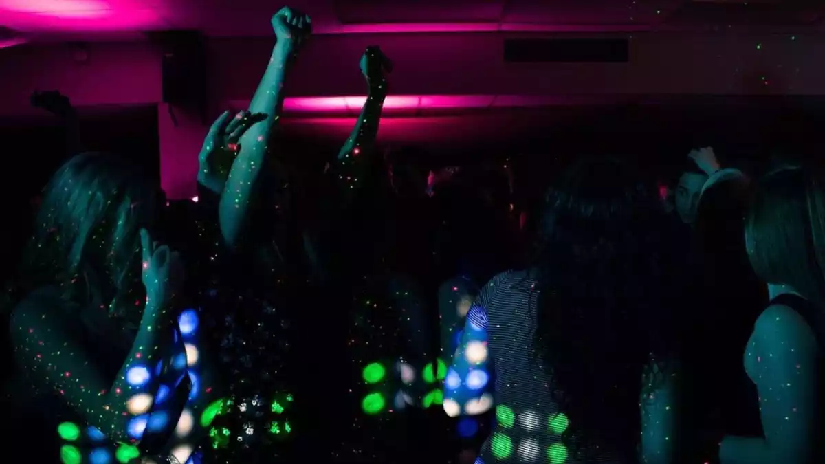 Imatge d'arxiu d'unes noies ballant en una discoteca