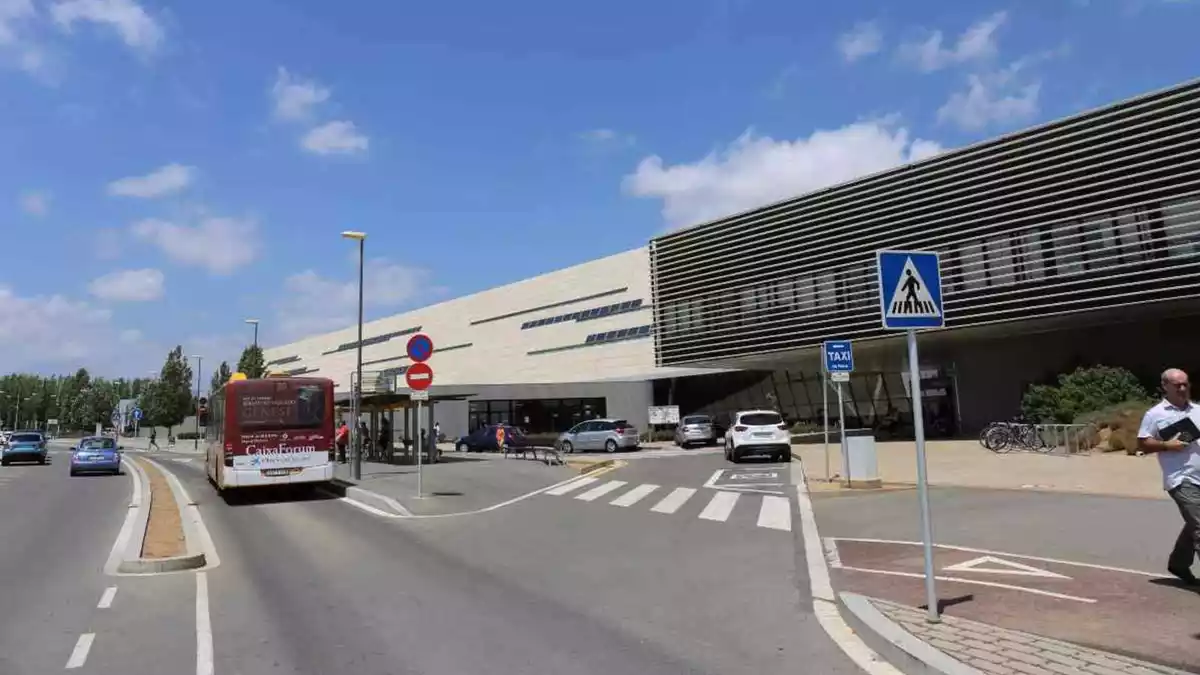 Entrada principal de l'Hospital Sant Joan de Reus, amb un autocar aturat a la parada