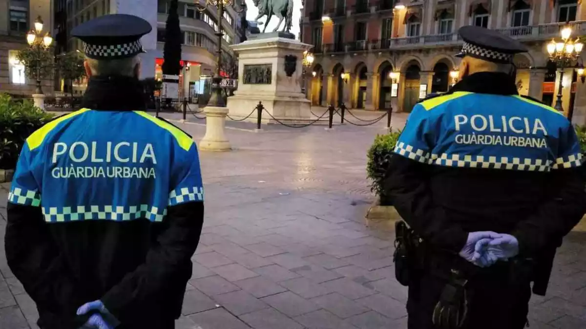 Imatge de dos agents de la Guàrdia Urbana de Reus a la plaça del Prim