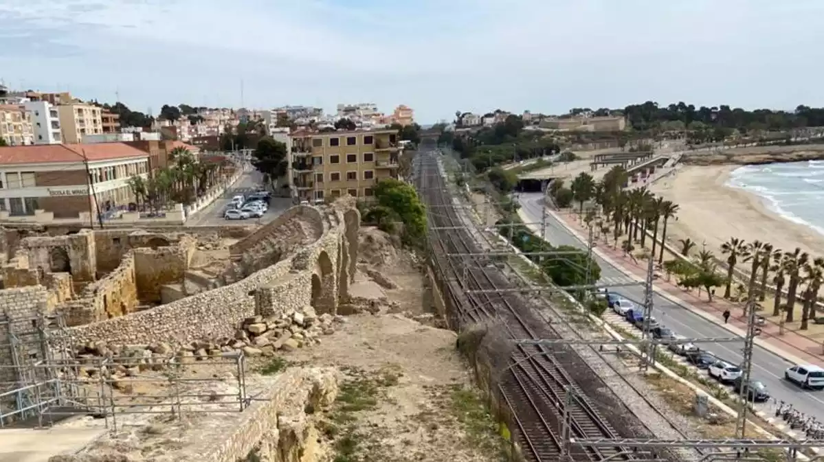 Les vies del tren i l'Amfiteatre de Tarragona, a poques passes de distància