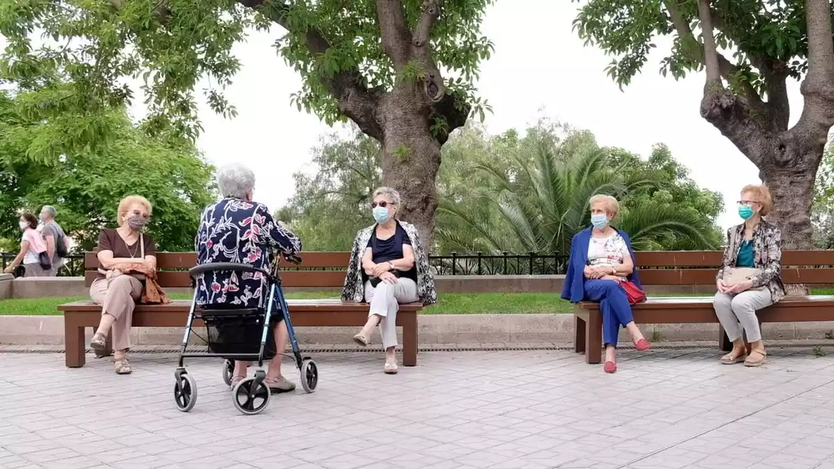 Pla obert de diverses persones grans al passeig de les Palmeres, a Tarragona