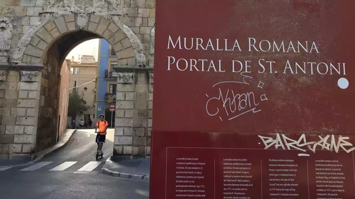 L'edifici es troba tocant a l'emblemàtic Portal de Sant Antoni de Tarragona