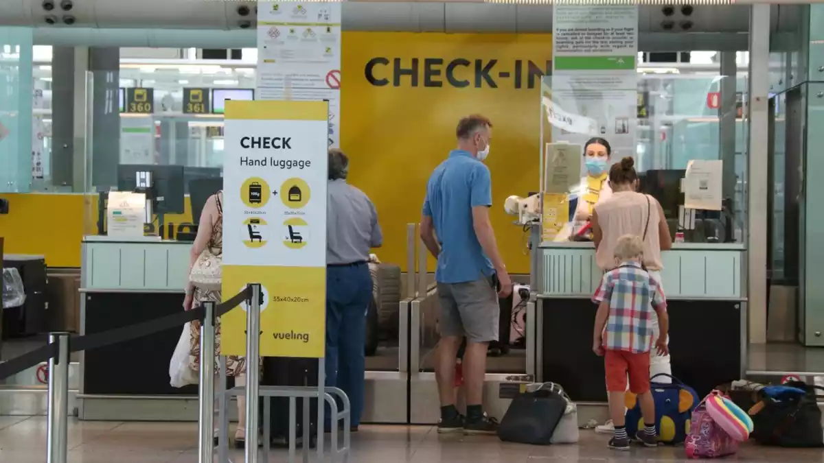 Pla general d'una taulell de facturació d'equipatge de l'Aeroport del Prat amb pocs passatgers