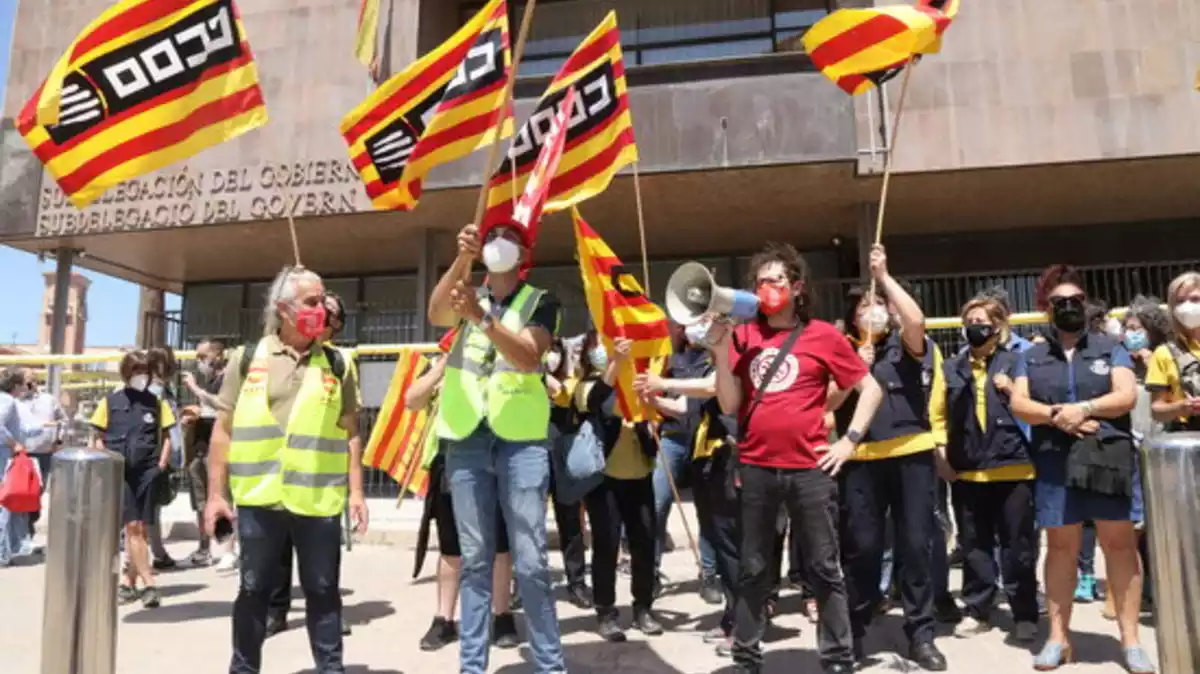 Pla sencer de treballadors de Correus durant la concentració davant la subdelegació del govern espanyol