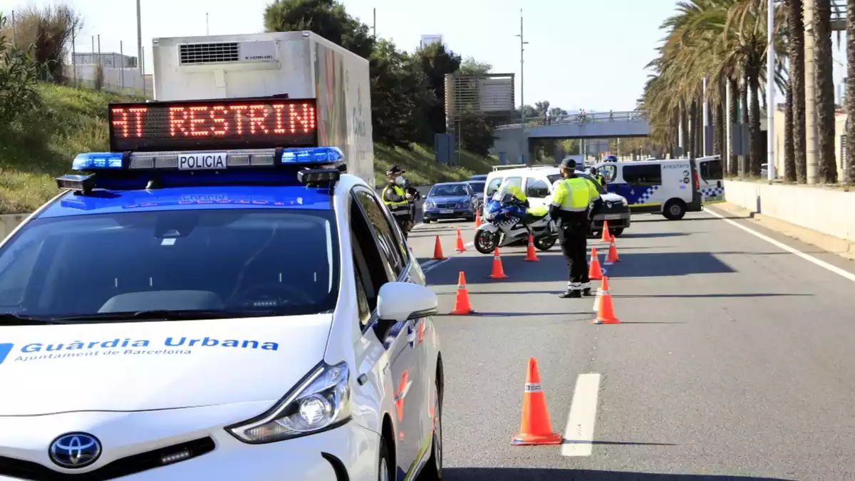 Un control de la Guàrdia Urbana de Barcelona a la Ronda Litoral per comprovar que els conductors no surtin del municipi sense causa justificada. 31 d’octubre.