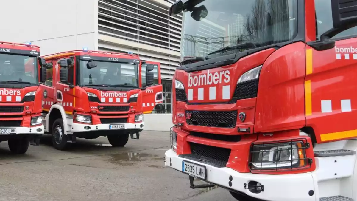 Pla de conjunt de tres nous camions dels Bombers de la Generalitat