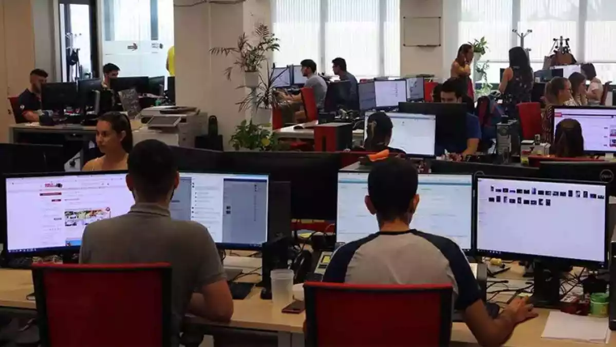 Imatge d'una sala amb gent treballant amb ordinadors