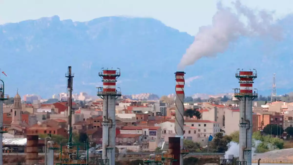 Xemeneies de la indústria química de Tarragona fumejant en primer terme