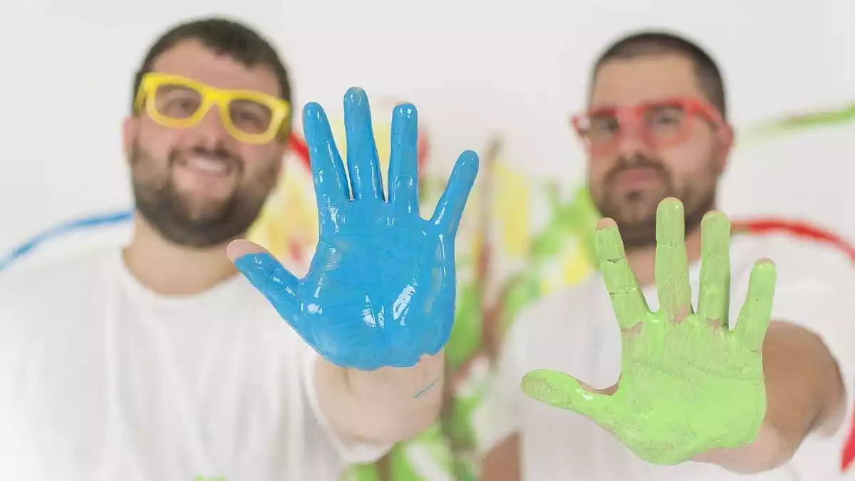 Gerard Alcover i Emili Llamas amb les mans plenes de pintura de colors