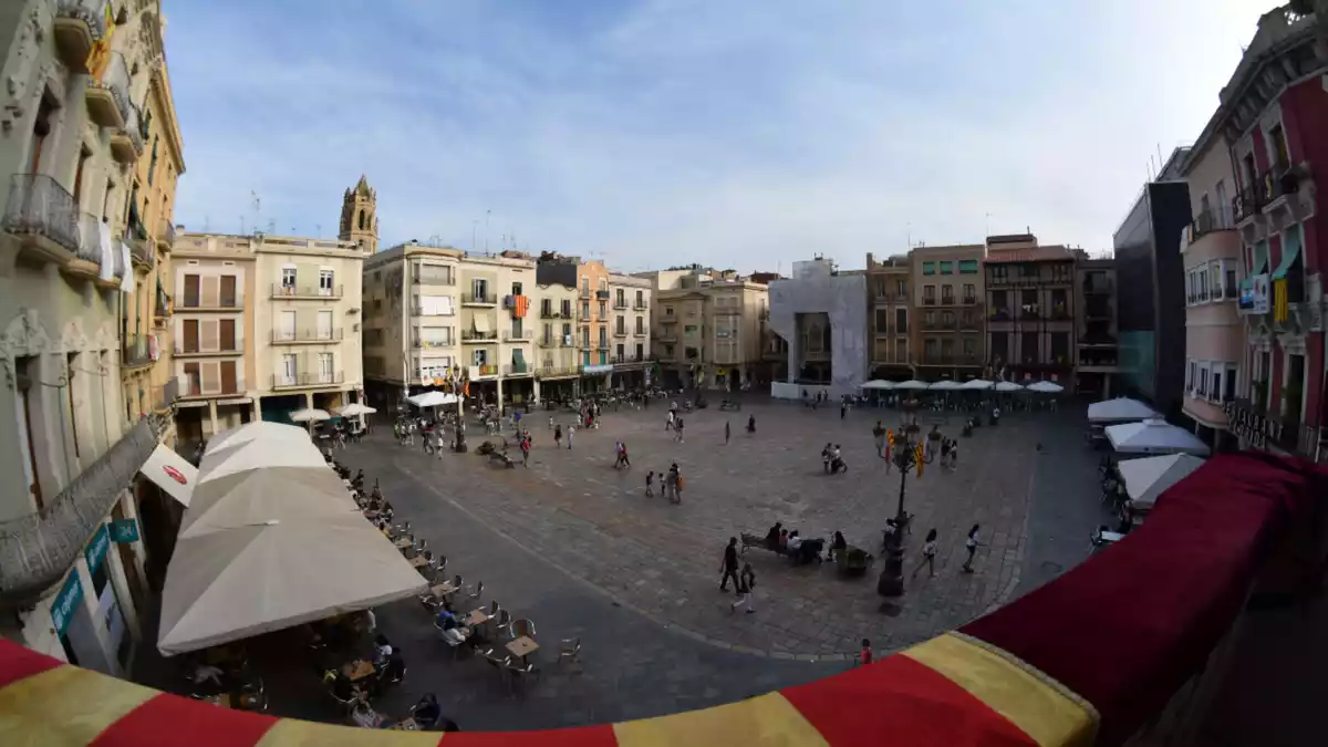 Imatge de la plaça del Mercadal sense l'ambient habitual del dia del pregó de la Festa Major de Sant Pere