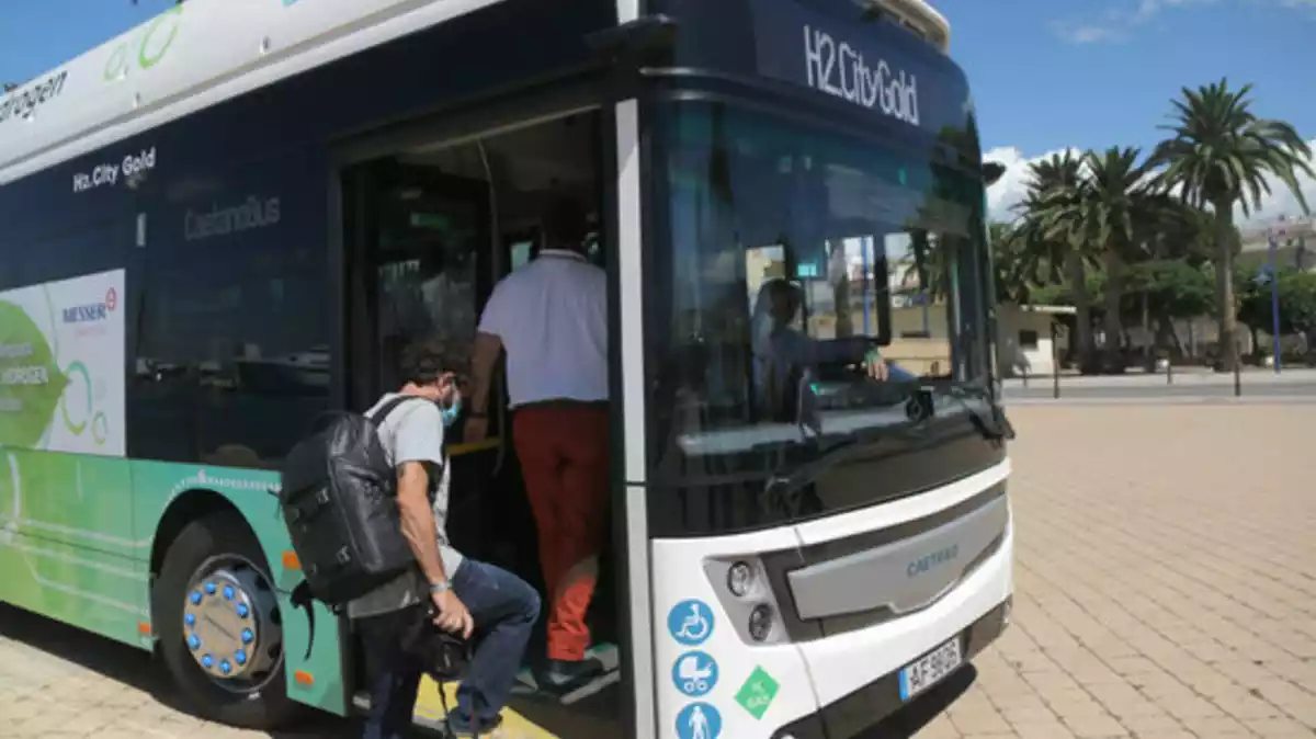 Pla tancat de passatgers pujant a l'autobús d'hidrogen verd a Tarragona.