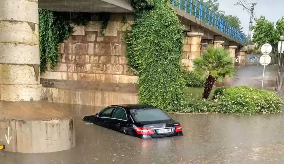 Imatge d'un cotxe inundat a Cambrils.