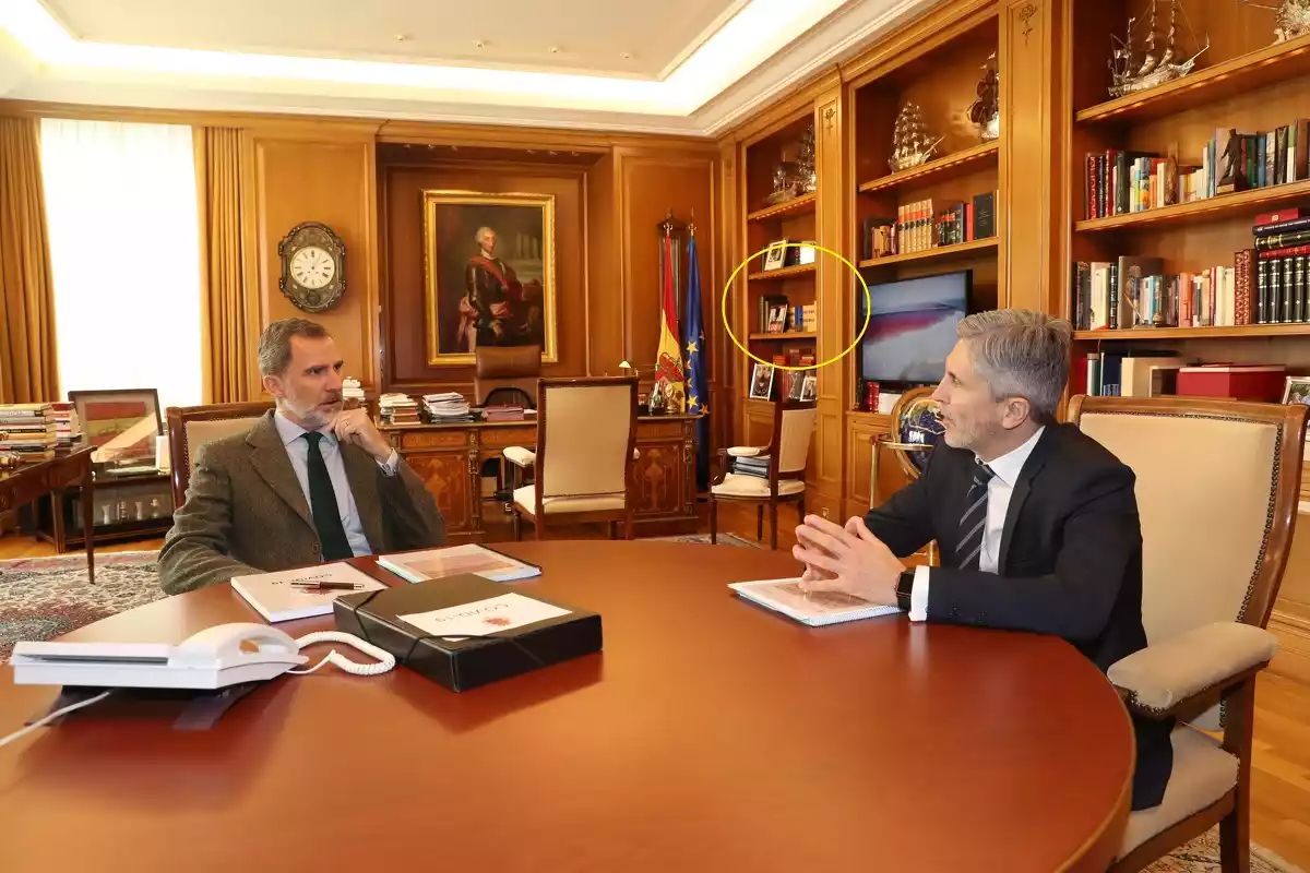 El rey Felipe manteniendo una reunión con el ministro Fernando Grande-Marlaska. 26 de marzo de 2020