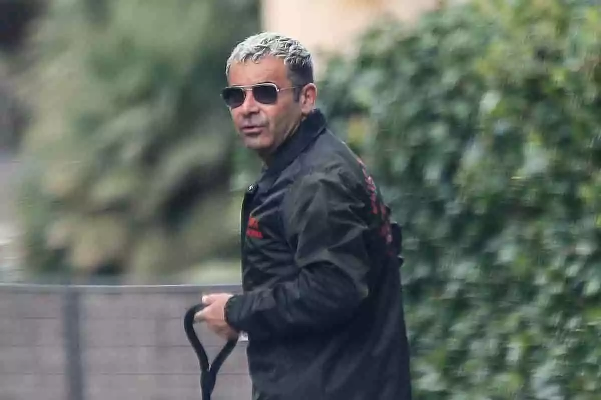 Jorge Javier Vázquez con gafas de sol paseando por la calle
