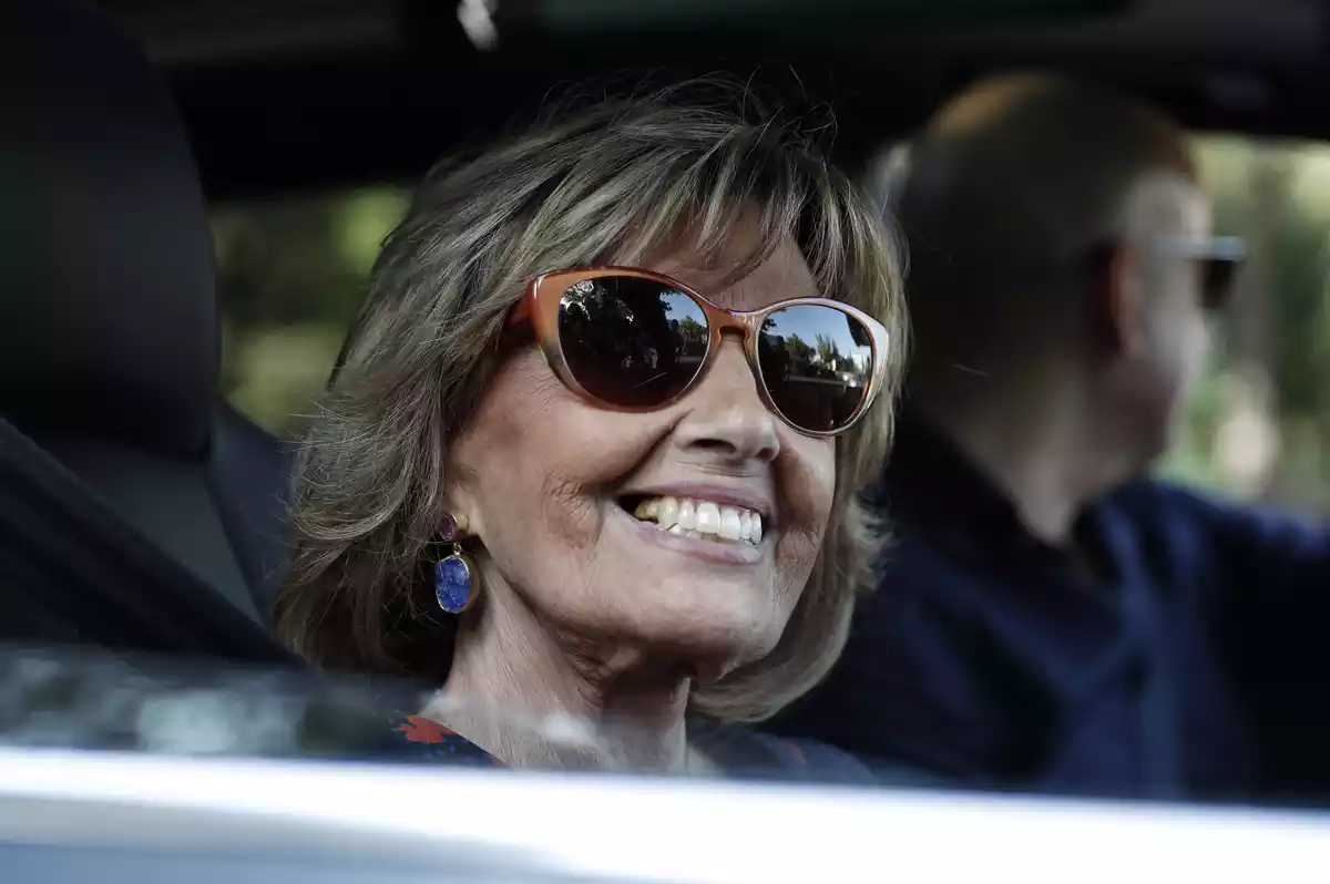 María Teresa Campos sonriente en un coche