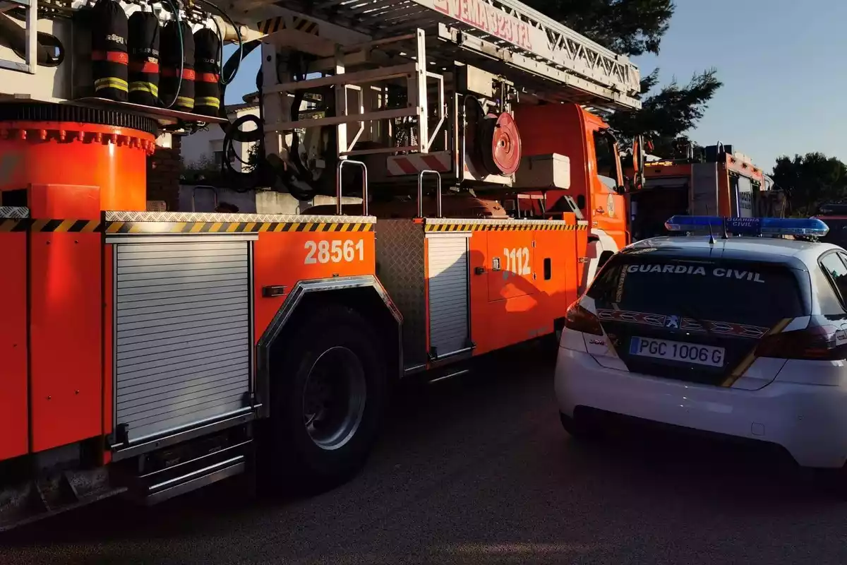 Imagen de los bomberos y la Guardia Civil en un incendio en Valencia