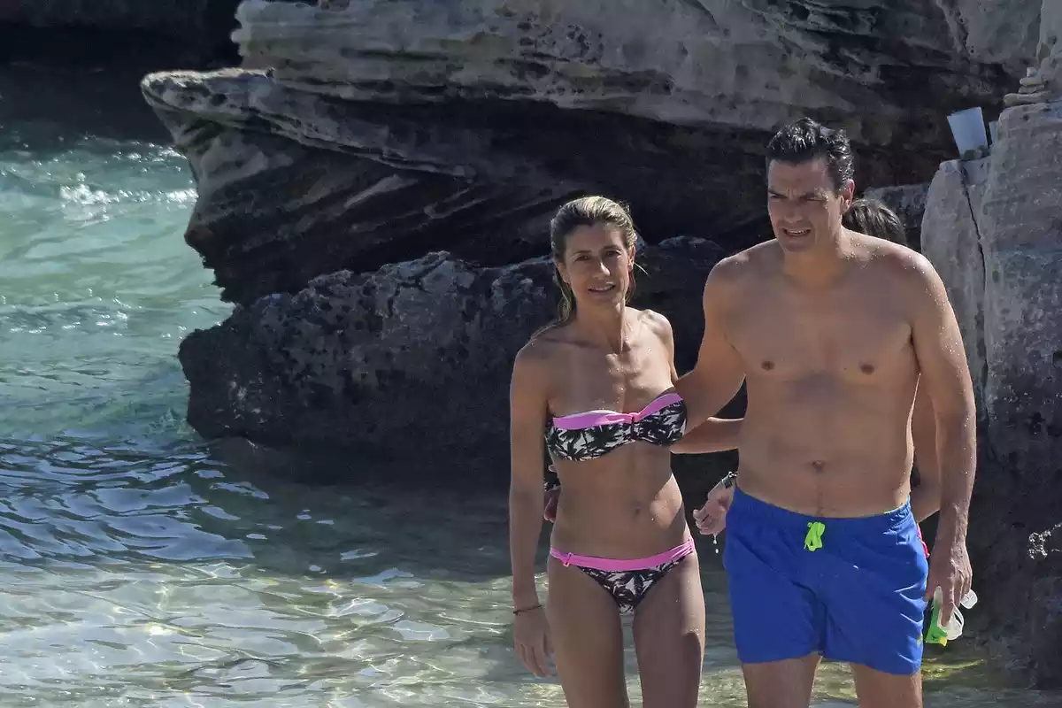 Pedro Sánchez y su esposa, Begoña Gómez, en la playa en Ibiza (20/08/2016).
