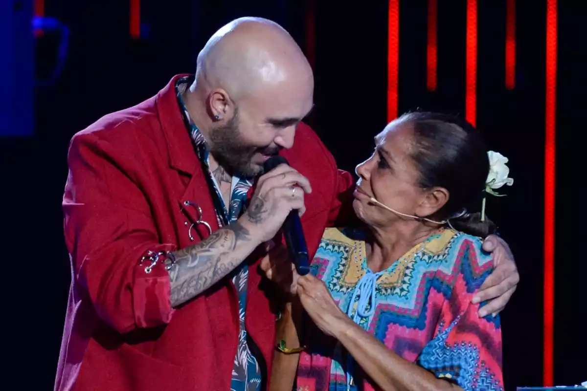 Kiko Rivera y su madre juntos y abrazados se miran emocionados