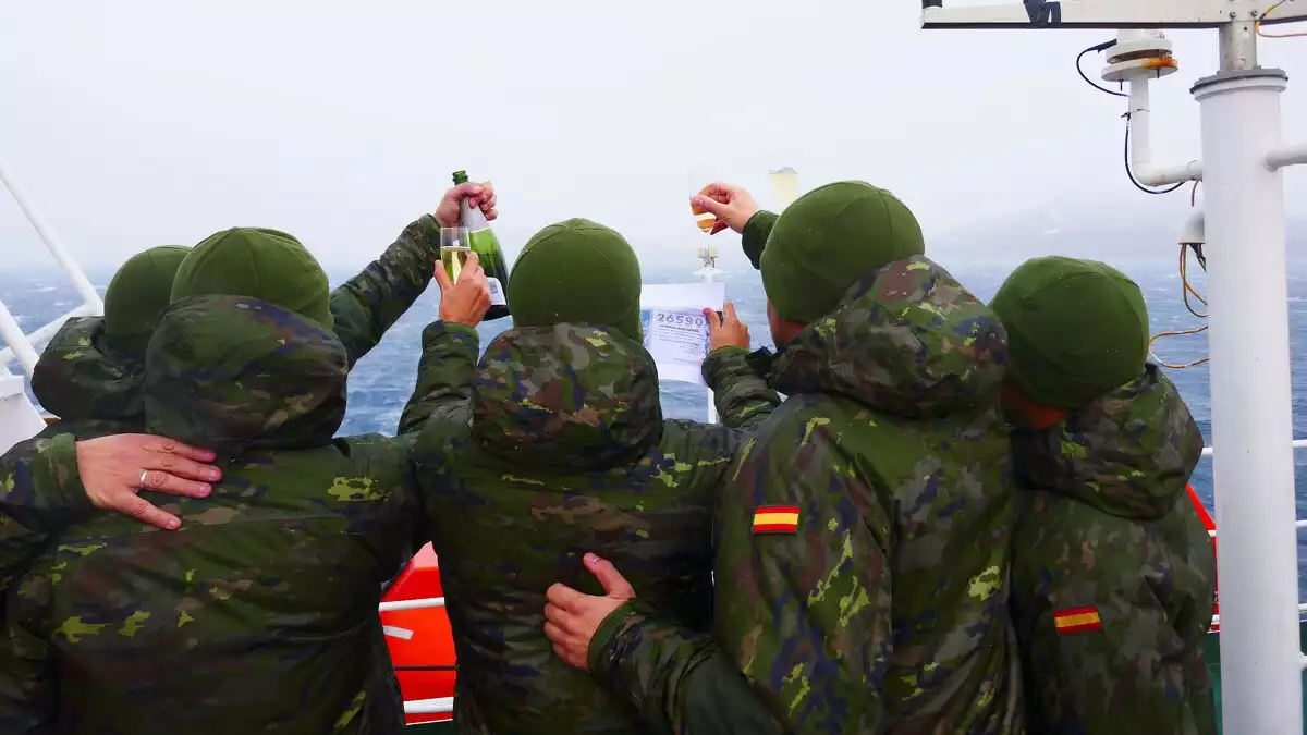 Imagen de diversos militares celebrando un número de la lotería