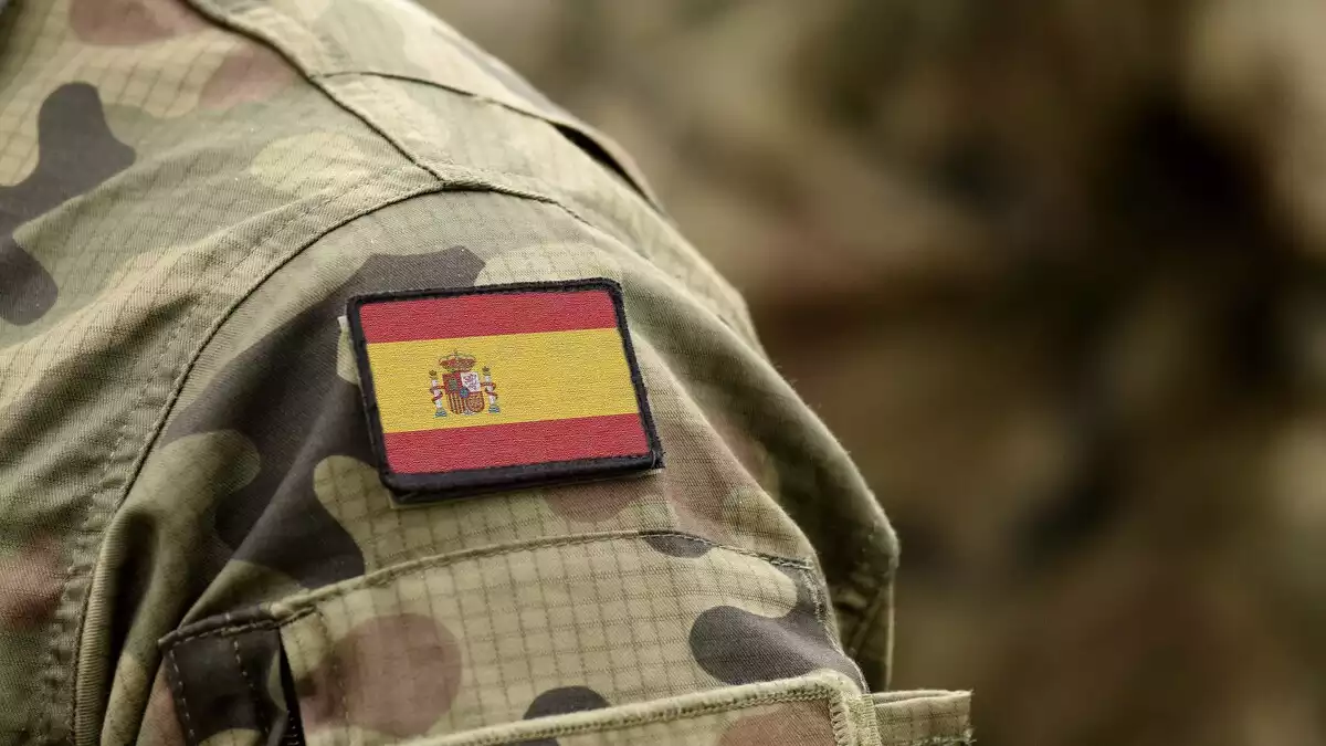 Imagen detalle del hombro de un militar español, donde se puede ver su escudo
