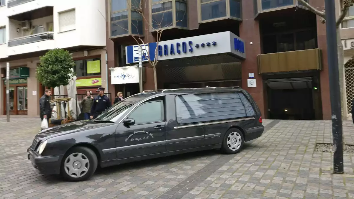 El coche de la funeraria sale con el cadáver de la niña de cinco años aparecida muerta en el hotel Los Bracos de Logroño