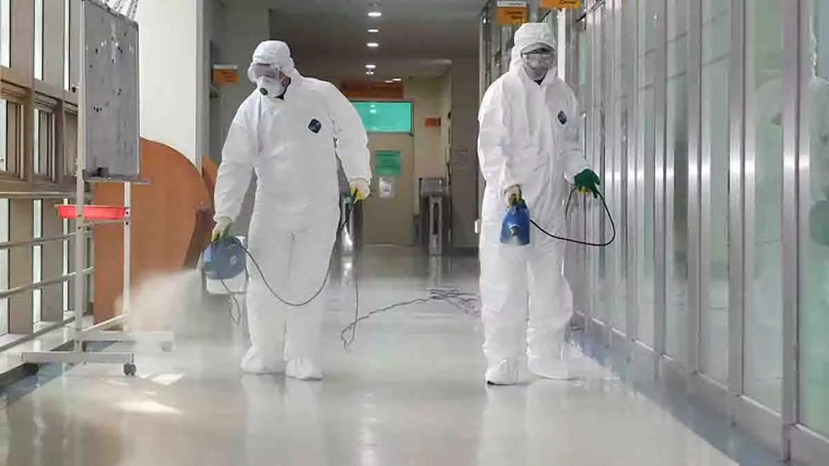 Personal sanitario desinfectando una residencia