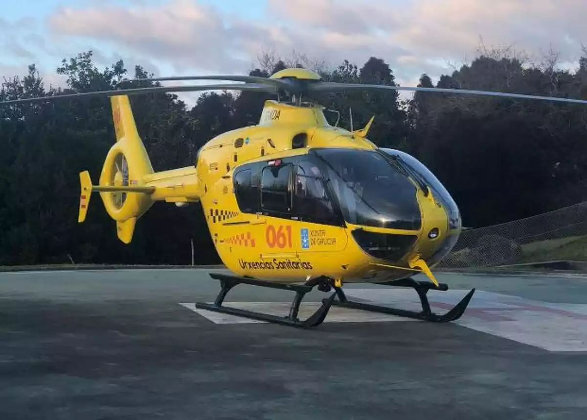 Helicóptero del servicio de emergencias de Galicia en el helipuerto