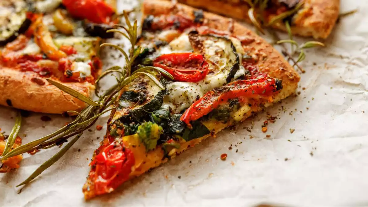 Imagen de una pizza de verduras recien hecha
