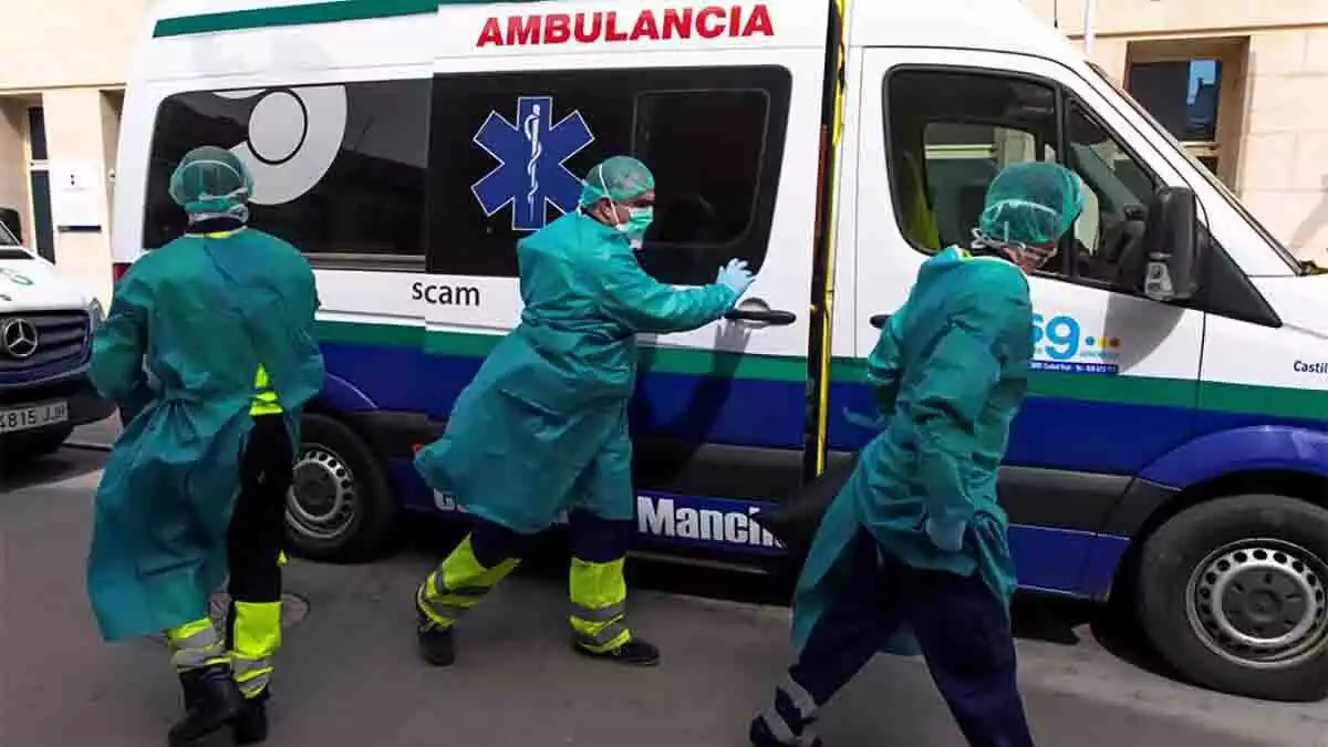 Dos ambulancias con personal médico llegan a la residencia en Tomelloso