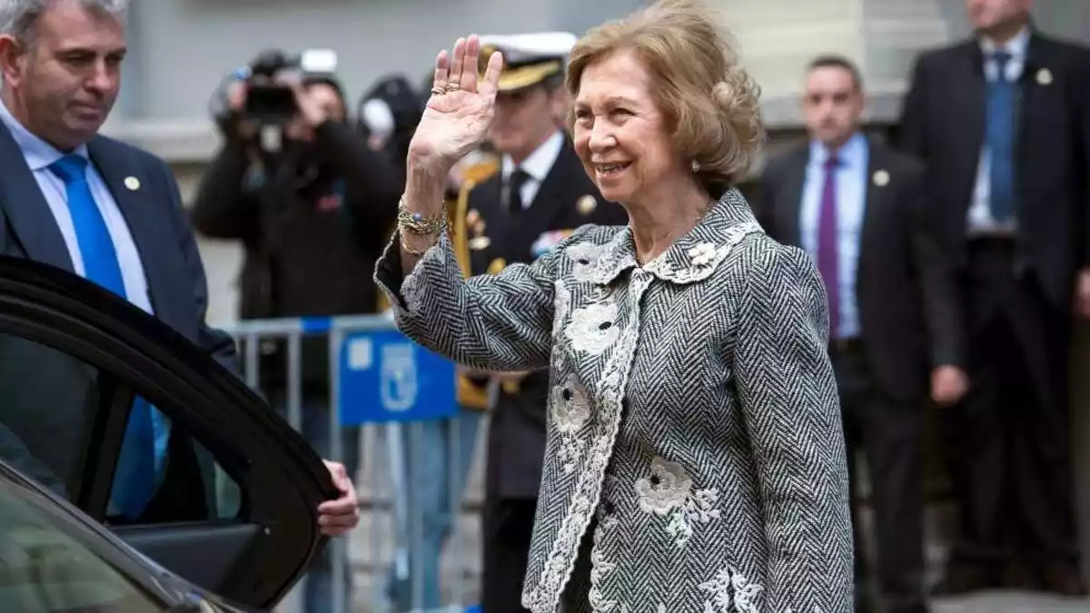 La reina Sofía saluda a la gente en la calle