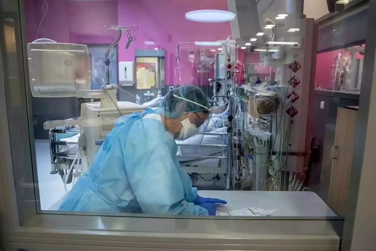 Una infermera atendiendo a un paciente con cornavirus en la Unidad de Curas Intesivas en el CHR Verviers Hospital