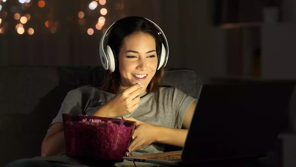 Mujer viendo una película online